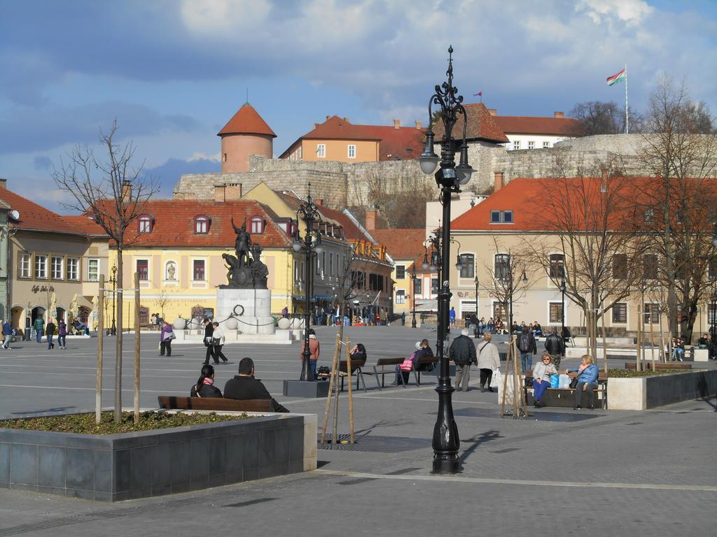 Appartamento Akos Apartman Eger Esterno foto