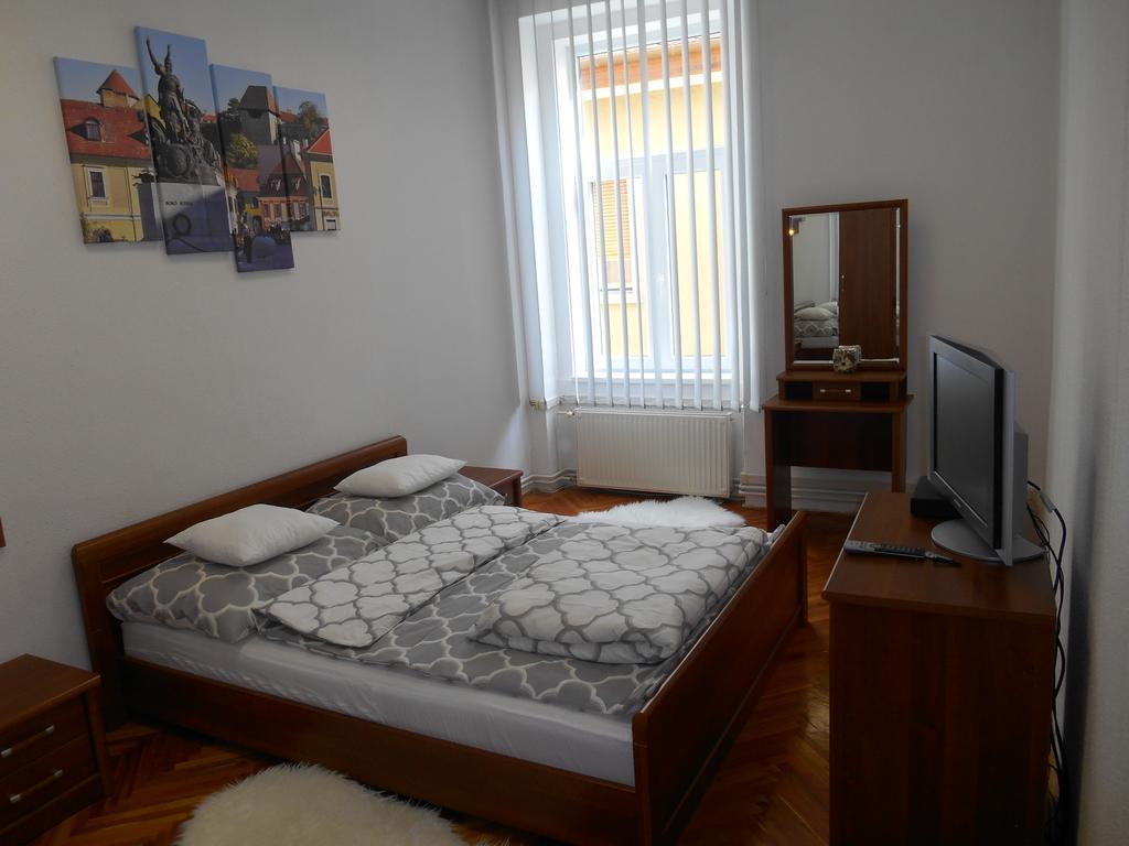 Appartamento Akos Apartman Eger Esterno foto